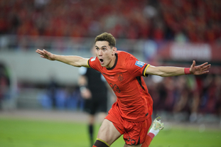 阿森纳曾4次在圣诞节前登顶，但也被曼市双雄四杀无缘夺冠（阿森纳曾四度圣诞前领跑，却被曼市双雄主客场双杀，终与冠军无缘）