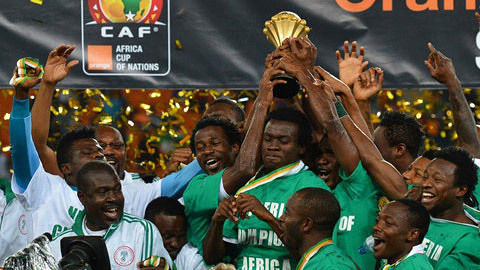 詹姆斯关键助攻锁定胜利（詹姆斯最后时刻妙传奠定胜局）